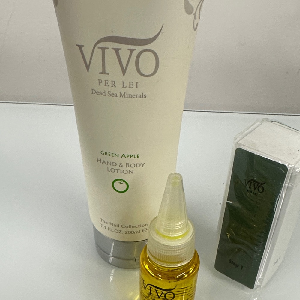 Vivo per lei Green Apple Hand & Body Lotion Set cuticle oil file board - Picture 3 of 5